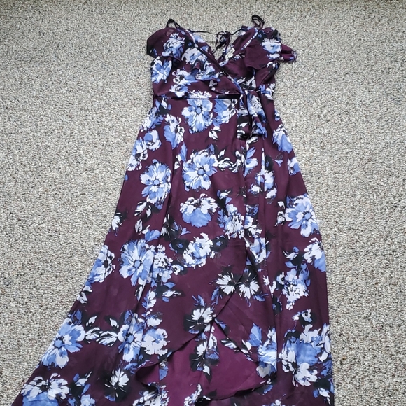 miami Dresses & Skirts - 🎉Pretty floral dress M